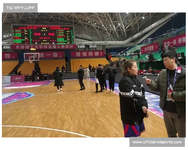 芝加哥大学队员用英语倒数进攻回合，北大女篮互相提醒防守